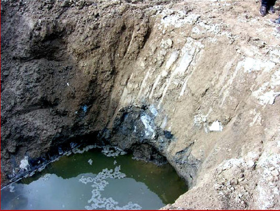 Stratificazione della terra blu a Marigliano nei pressi di un sito sequestrato