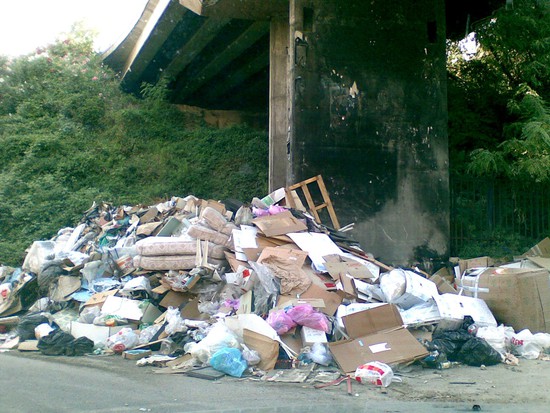 Berlusconi ha finalmente ripulito Napoli: Via Pigna. In attesa di un vero e serio piano di gestione del ciclo rifiuti.