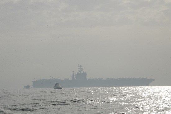 La portaerei militare Harry S. Truman nel golfo di Napoli