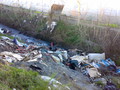 Il canale dei Regi Lagni è quasi interamente intasato dai rifiuti 