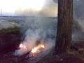 Incendio in corso all'interno della sponda di un canale, dopo lo sversamento di rifiuti