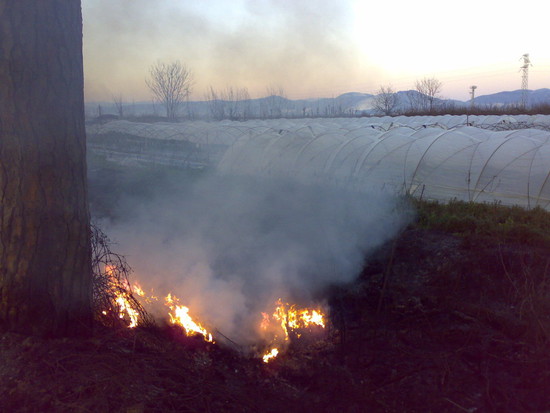 Incendio in corso all'interno della sponda di un canale, dopo lo sversamento di rifiuti, in zona agricola