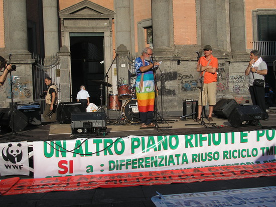 Manifestazione in Piazza Dante: Padre Alex Zanotelli parla dal palco