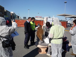 Attivisti del "Comitato Pace, Disarmo e Smilitarizzazione del Territorio - Campania" al porto di Napoli: alcune guardie giurate vengono ad eseguire un controllo
