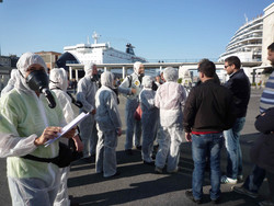 Attivisti del "Comitato Pace, Disarmo e Smilitarizzazione del Territorio - Campania" al porto di Napoli con tute bianche e maschere antigas: controlli della Digos