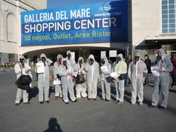 Attivisti del "Comitato Pace, Disarmo e Smilitarizzazione del Territorio - Campania" al porto di Napoli con tute bianche e maschere antigas si schierano davanti alla "Galleria del Mare"