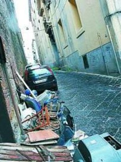 Carcasse d’auto e immondizia davanti al monastero