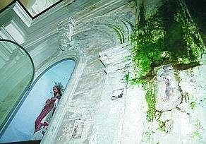 Santa Maria Porta Coeli: l’interno della chiesa aggredito dal muschio a causa delle infiltrazioni. 