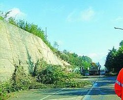 La frana ha causato parecchi problemi agli automobilisti Si lavora al ripristino del traffico per rendere possibile la circolazione