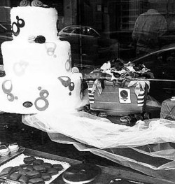 Una «dolce» protesta contro l’emergenza. Una torta a tema: un cassonetto stracolmo. È l’idea del pasticciere Angelo Biglietto, di via Giacinto Gigante, e del figlio Raffaele.