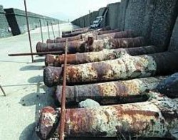 L’arsenale Le bocche da fuoco borboniche utilizzate come difesa sono accatastate in un angolo