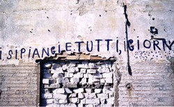 i vecchi graffiti industriali: l'Ilva di Bagnoli viene inaugurata nel 1910. Nel '54 apre l'altoforno della Cementir. Nel '64 lo stabilimento diventa Italsider. L'impianto ha chiuso nel 1992