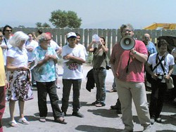 Padre Alex Zanotelli ed altri manifestanti ad Acerra