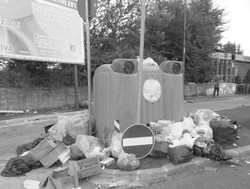 Cartello stradale tra i rifiuti di Chiaiano