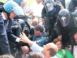 Serre, scontri con i manifestanti