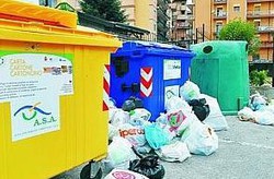 I rifiuti in città debordanti dai bidoni della differenziata. In molti non hanno capito ancora come agire