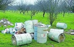 Maddaloni: fusti tossici abbandonati nella campagne