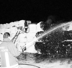 Ecoballe in fiamme a Villa Literno