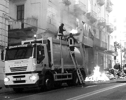 Incendio di un autocompattatore a Salerno