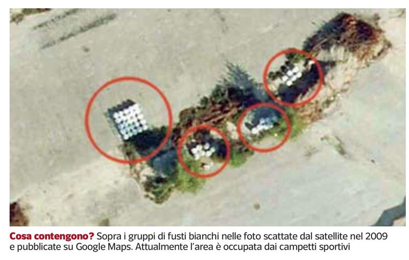 Sopra i gruppi di fusti bianchi nelle foto scattate dal satellite nel 2009 e pubblicate su Google Maps. Attualmente l'area è occupata dai campetti sportivi