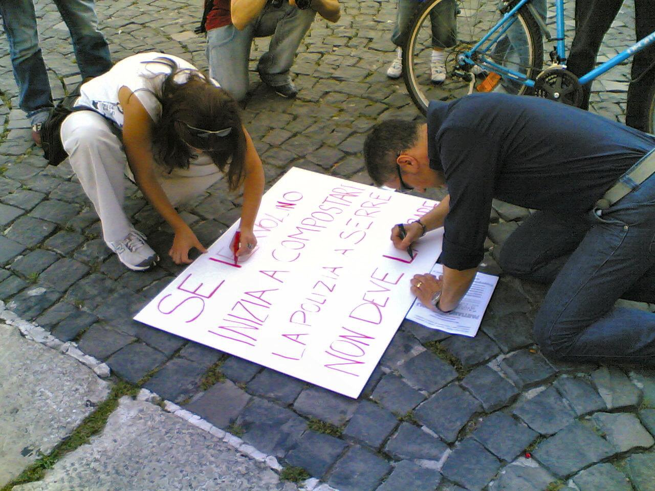 "Se Iervolino inizia a compostare la Polizia a Serre non deve andare" Attivisti del Comitato Allarme Rifiuti Tossici preparano un manifesto davanti alla Prefettura di Napoli