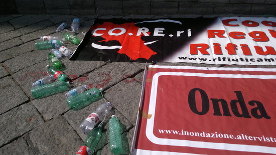 I simboli del CO.RE.ri. - Coordinamento Regionale rifiuti Campania con il MOA - Movimento Onda Anomala 