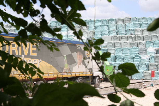 A tutta birra... camion camuffati traportano ecoballe in una delle megadiscariche del giuglianese